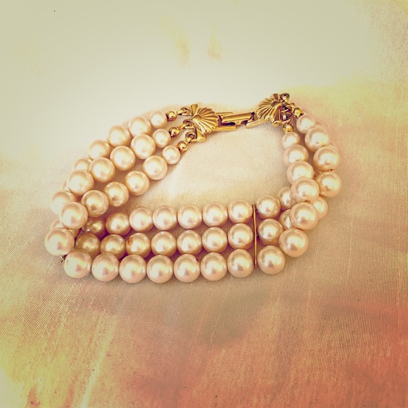 5/20 VTG Richelieu Gold tone Faux Pearl Bracelet - Picture 1 of 4